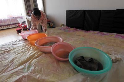 静海楼上漏水，住户失联，小区没物管，业主维权难！律师来支招……